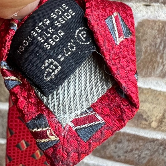 Ermenegildo Zegna Italian 100% Silk Graphic Red with Gray accent Tie - Picture 5 of 6